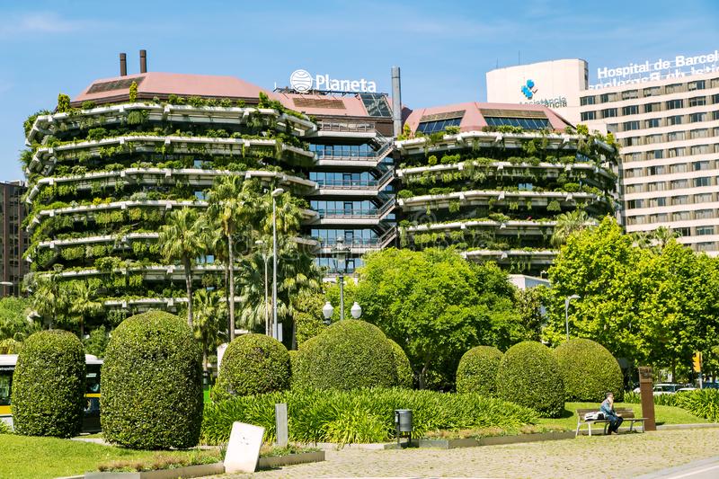 edificios-verdes-modernos-con-ajardinar-en-balcones-barcelona-136632960